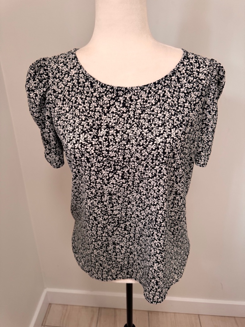 Ricki's Black/White Floral Round Neck Blouse Puffed Short Sleeve SZ S